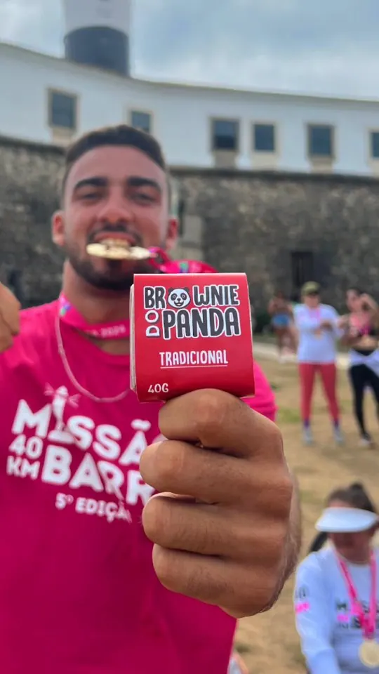 Participante mostrando o brownie do Brownie do Panda, recebido na chegada da 5ª edição, no Farol