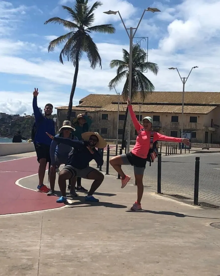 Grupo da 1ª edição posando em uma praça durante o percurso