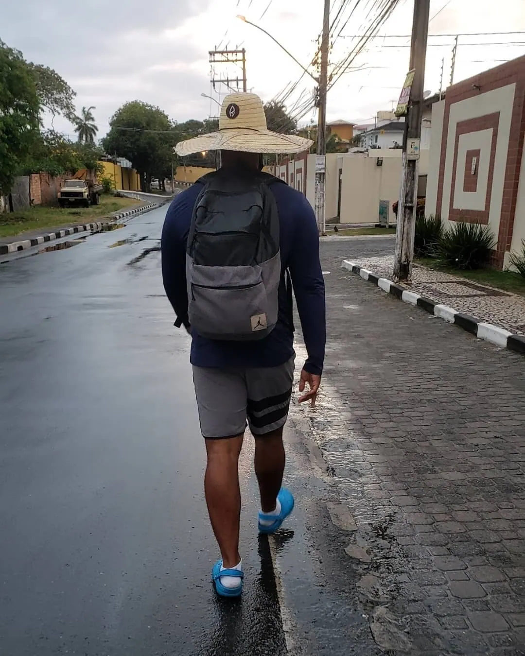 Participante caminhando de madrugada, de mochila, no início da 1ª edição