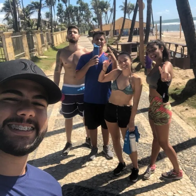 O grupo de amigos que criou a Missão Barra, na orla de Vilas do Atlântico