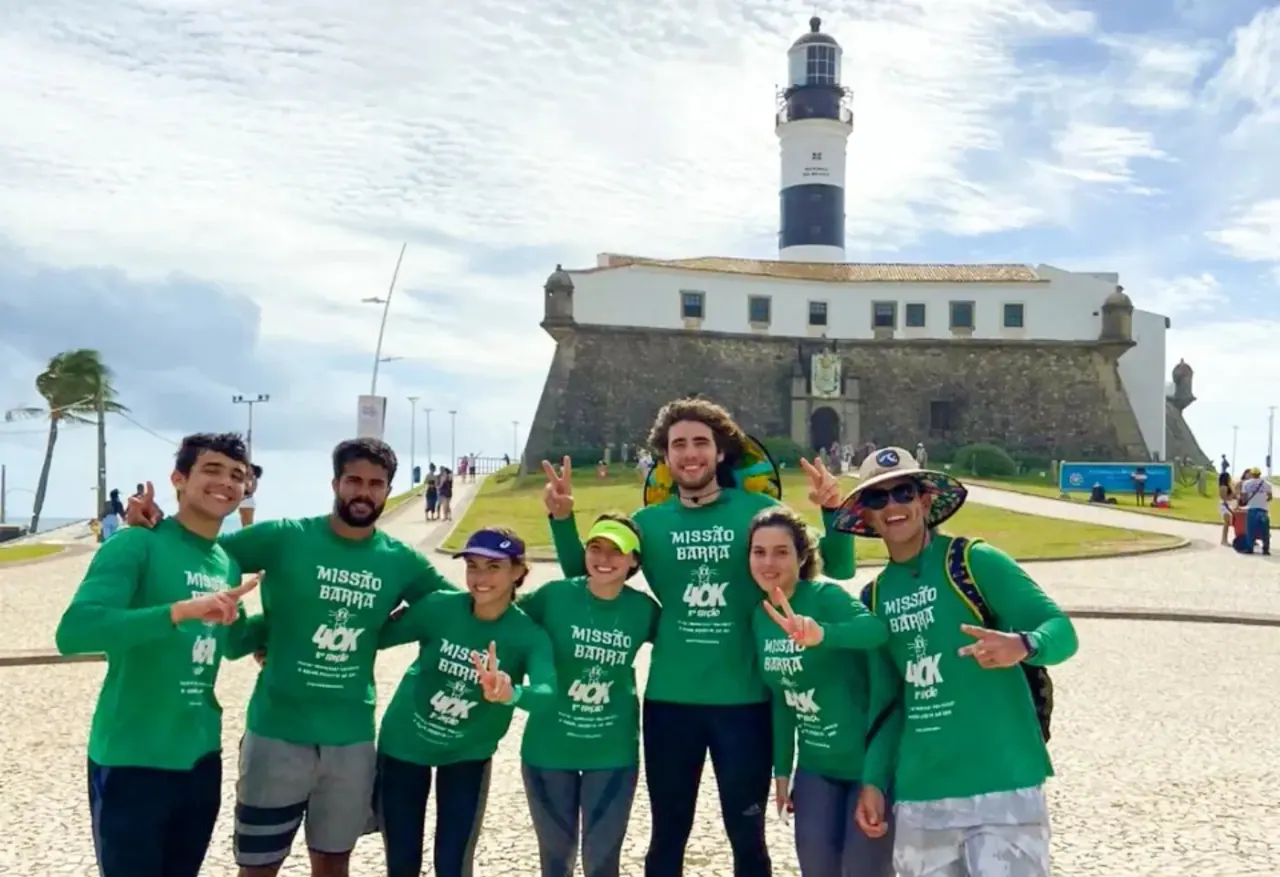 Grupo da 3ª edição comemorando a chegada no Farol da Barra