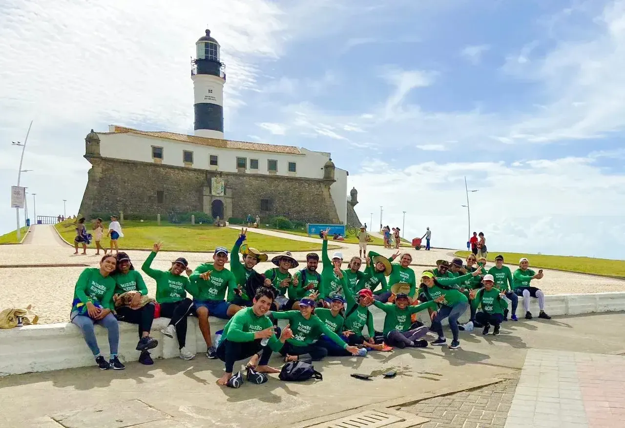 Grupo da 3ª edição, de camisa verde, reunido em frente ao Farol da Barra