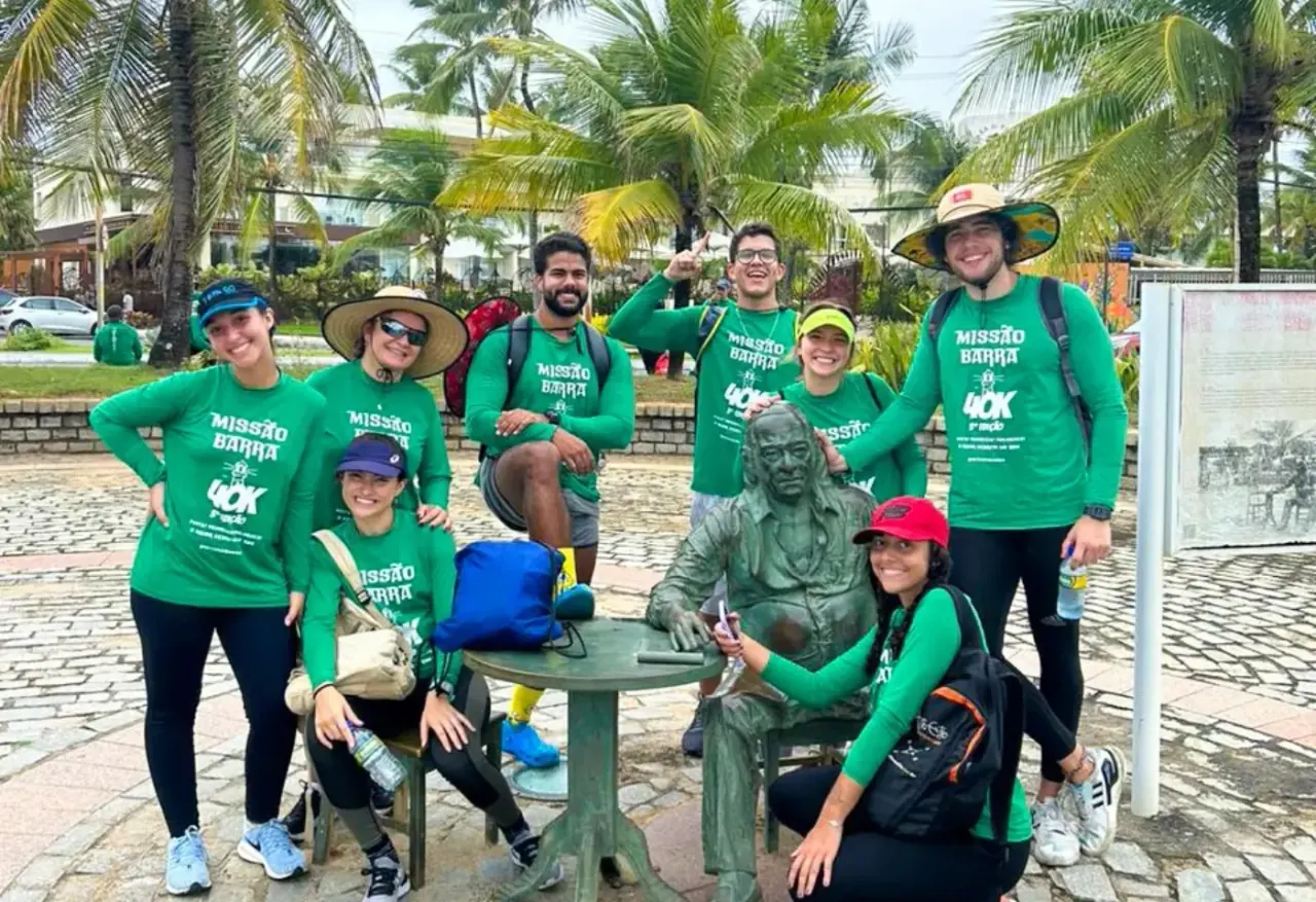 Participantes da 3ª edição junto à estátua de Vinícius de Moraes, em Itapuã