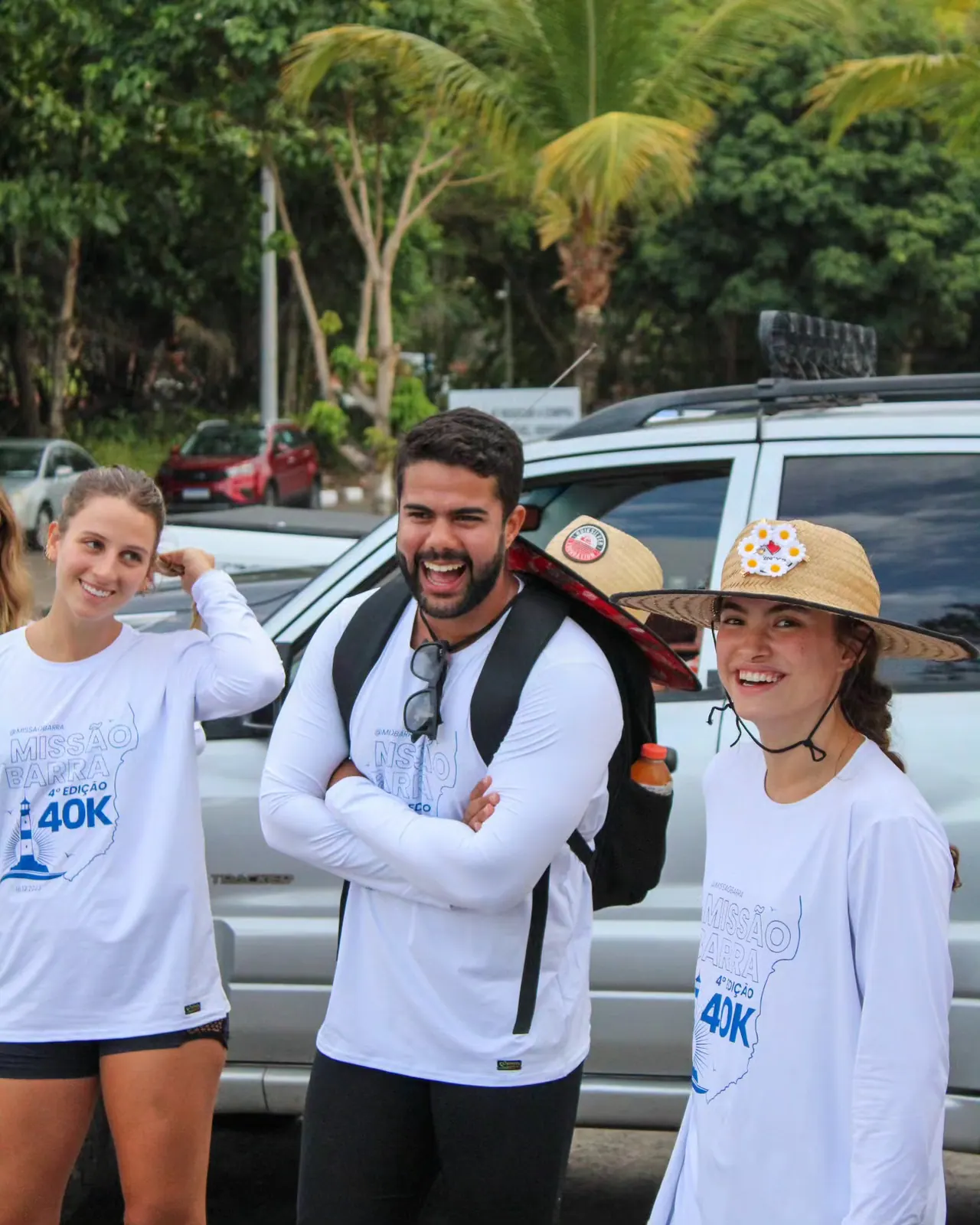 Três participantes da 4ª edição sorrindo no km 0, antes da largada