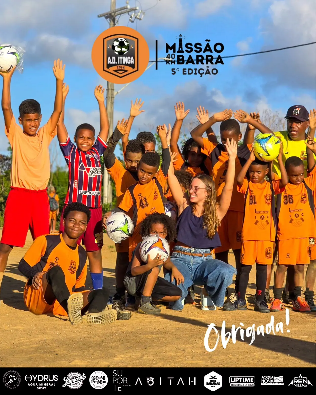 Crianças do AD Itinga comemorando com as bolas de futebol entregues pela Missão Barra