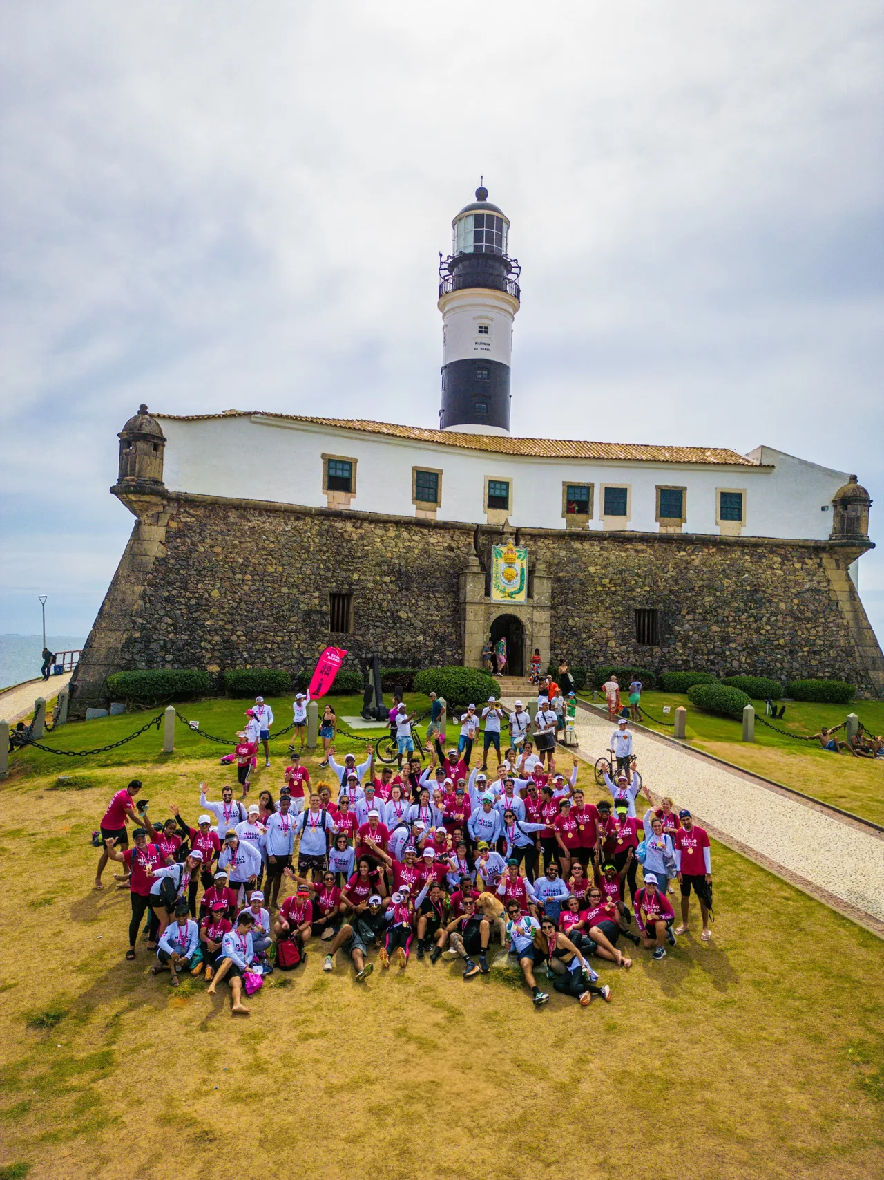 Duas participantes da 5ª edição sorrindo na chegada, em frente ao Farol da Barra